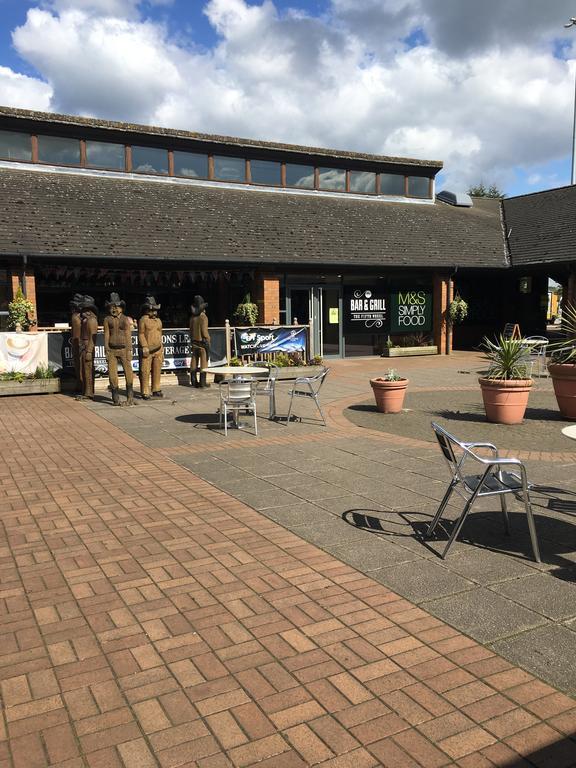 Warrington Motel, J20 M6 Lymm Services Экстерьер фото